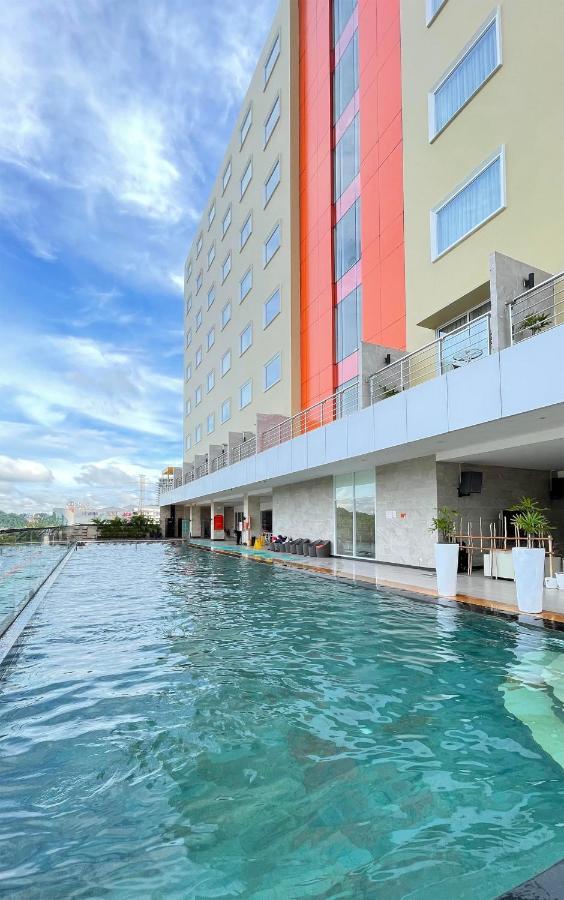 Harris Hotel Samarinda Exterior photo