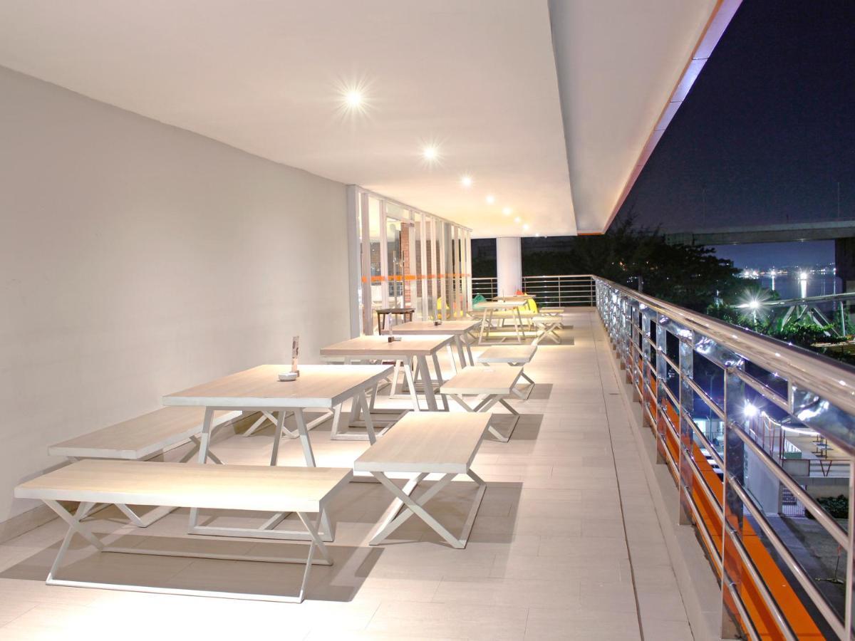 Harris Hotel Samarinda Exterior photo
