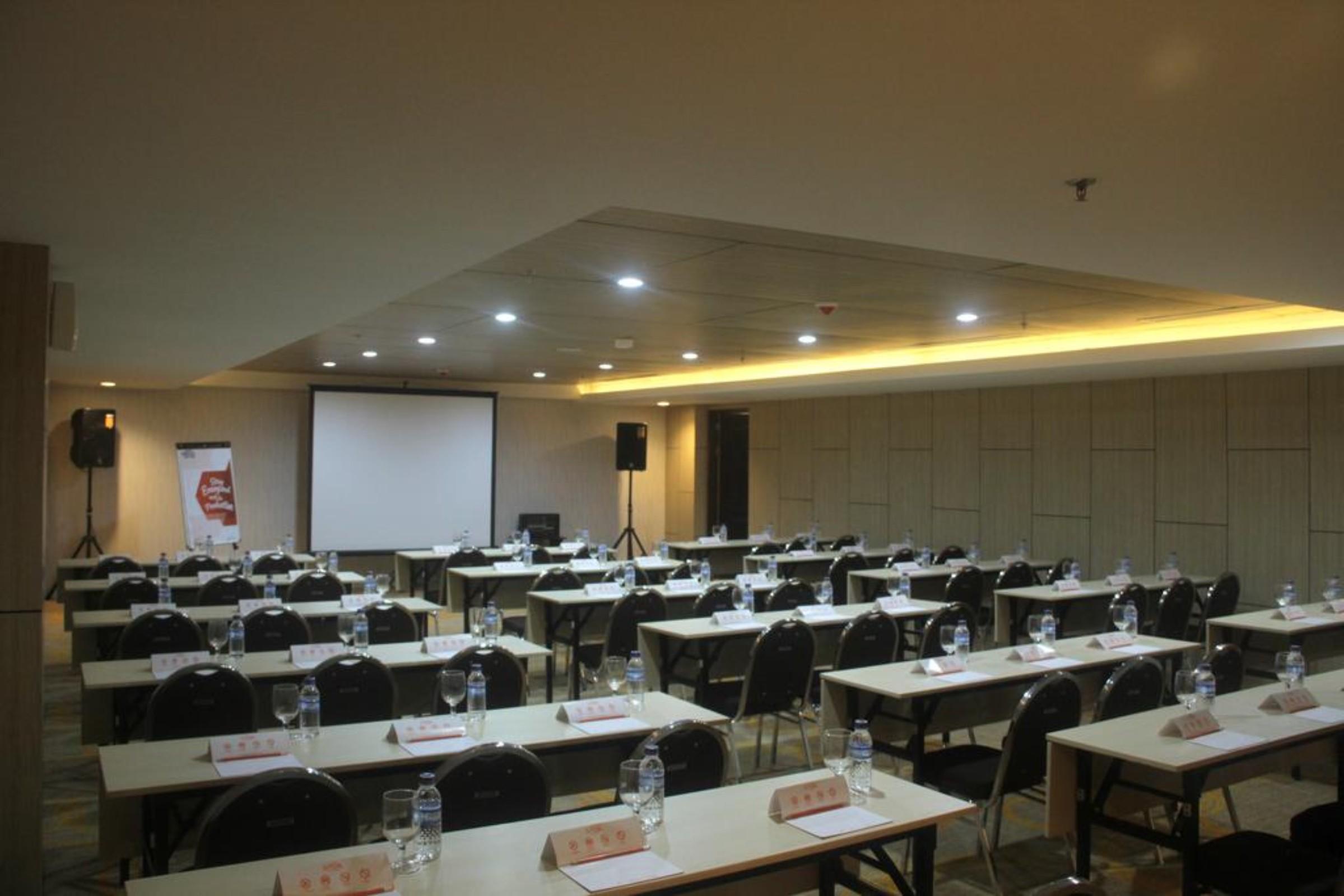 Harris Hotel Samarinda Exterior photo